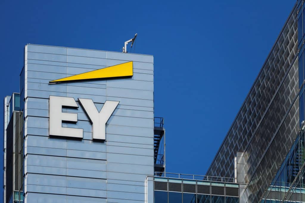 Die Big-Four-Gesellschaft EY muss erneut den Verlust wichtiger Köpfe hinnehmen. Im Oktober wechselten sieben Partner und rund 30 weitere Mitarbeiter zur Strategieberatung OC&C. Damit verfestigt sich der Eindruck: EY ist als Arbeitgeber in der WP-Branche derzeit nicht die erste Wahl, nicht zuletzt wegen der Causa Wirecard. 