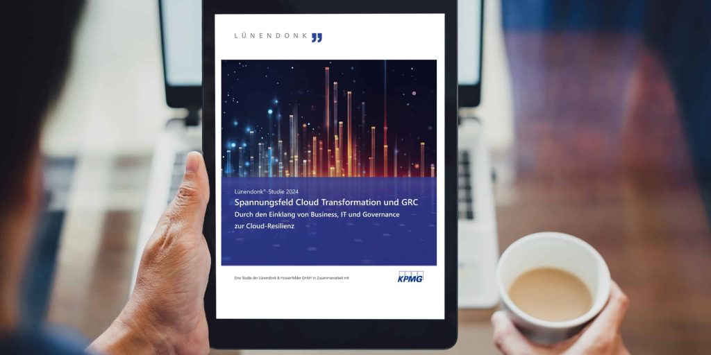 Finanzdienstleister treiben verstärkt ihre digitale Transformation voran und setzen dabei zunehmend auf den Einsatz von Cloud-Lösungen. So wollen 74 Prozent der Banken, Kapitalanlagegesellschaften und Versicherungen ihre IT-Infrastruktur und Anwendungen auf Cloud-Technologien umstellen. Davon versprechen sie sich verschiedene Vorteile. Einerseits ermöglicht die Cloud eine höhere Flexibilität und Skalierbarkeit der Daten, anderseits senkt die Optimierung der IT-Infrastruktur mittel- und langfristig Kosten. Aufgrund des zunehmenden Mangels an IT-Fachkräften lassen sich die vielfältigen Legacy-Anwendungen auf Dauer nicht mehr betreiben – es fehlen schlicht die Experten. Und nicht zuletzt ermöglicht die Cloud mit ihrer Rechenpower den Zugang zu modernen Technologien wie Entwicklertools, KI und Automatisierungslösungen.