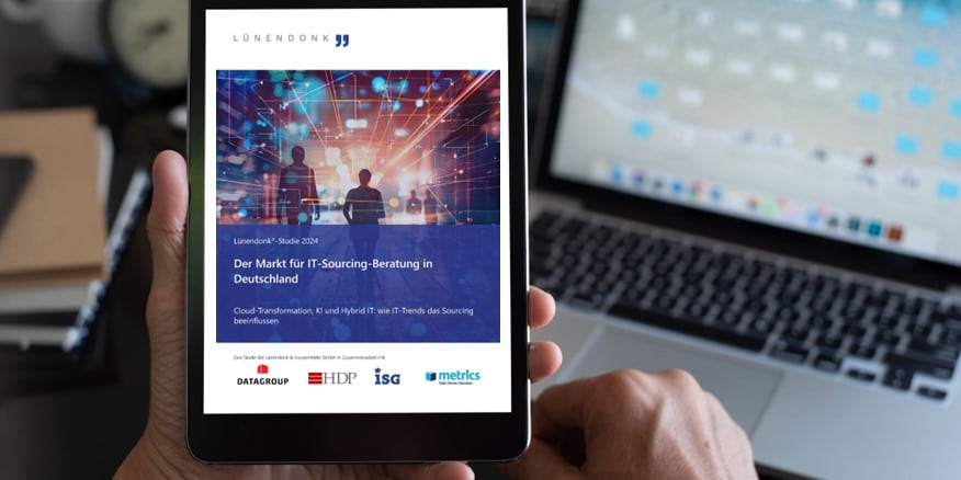 Die Digitalisierung und digitale Transformation sind seit Jahren zentrale Themen für Unternehmen und Organisationen in Deutschland. Neue Technologien wie Künstliche Intelligenz (KI), Cloud Computing und Data Analytics bieten immense Chancen, um Prozesse zu optimieren, Automatisierung voranzutreiben und digitale Geschäftsmodelle zu entwickeln Dabei verändern sich sowohl die Anforderungen der Kunden als auch der Mitarbeitenden an die Nutzung von Produkten, Softwarelösungen und Prozessen kontinuierlich. 