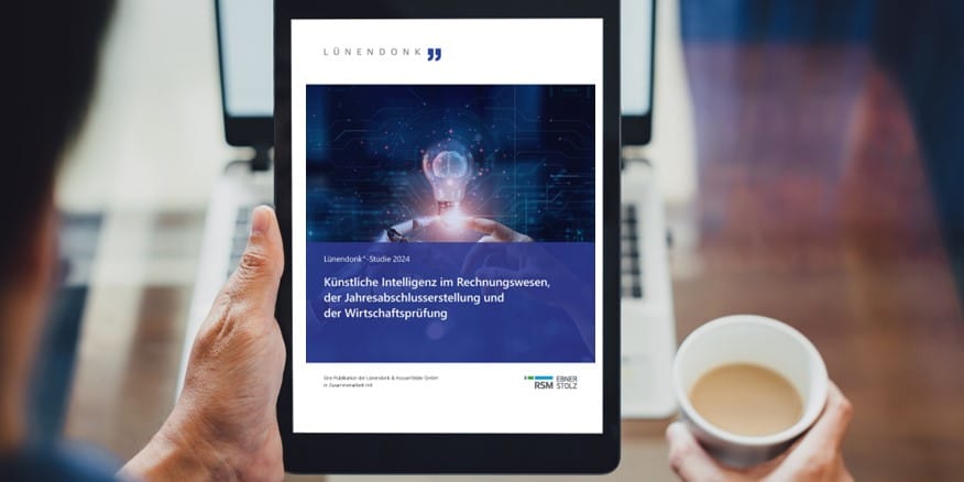 Die Wirtschaftsprüfung steht vor einem tiefgreifenden Wandel. Wie in vielen anderen Branchen auch entwickelt sich Künstliche Intelligenz (KI) zunehmend zum Game Changer, insbesondere im Bereich der Datenanalyse und Automatisierung von Routineaufgaben. Doch wie weit ist die Branche bereits, wo steht die Mandantschaft beim Einsatz von KI-Tools, und welche Potenziale und Herausforderungen bringt der Einsatz von KI mit sich?