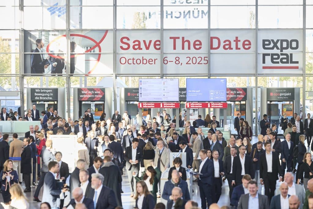 Die Krise in der Immobilienwirtschaft dauert an. Welche Auswirkungen hat die anhaltende Schwäche auf die Facility-Service-Unternehmen? Auf der Expo Real wiesen zahlreiche Lounge- und Networking-Areas auf nicht verkaufte Standflächen hin. Die Frage stellt sich, wie aussagekräftig die geringere verkaufte Fläche ist. Denn auch die für die Immobilienwirtschaft wichtigen Facility-Service-Unternehmen, die einen effizienten, nachhaltigen, flexiblen und kerngeschäftsorientierten Betrieb ermöglichen, waren in Summe mit weniger Standfläche vertreten.