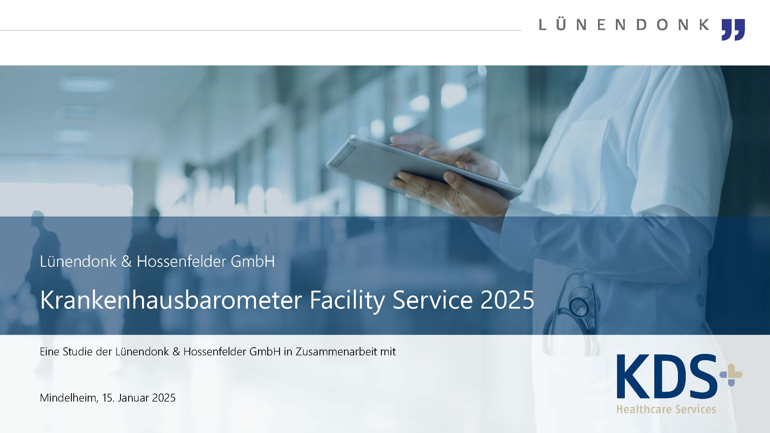 Ein Titelbild einer Studie mit dem Titel 'Krankenhausbarometer Facility Service 2025' von Lünendonk & Hossenfelder GmbH in Zusammenarbeit mit KDS Healthcare Services. Das Design ist professionell gestaltet und zeigt im Hintergrund eine medizinische Fachkraft in einem weißen Kittel, die ein Tablet in der Hand hält. Die Umgebung wirkt modern und klinisch, mit einer Glasfassade und verschwommenen Silhouetten von Menschen im Hintergrund. Die Farben sind überwiegend in Blau- und Weißtönen gehalten, was einen seriösen und vertrauenswürdigen Eindruck vermittelt.