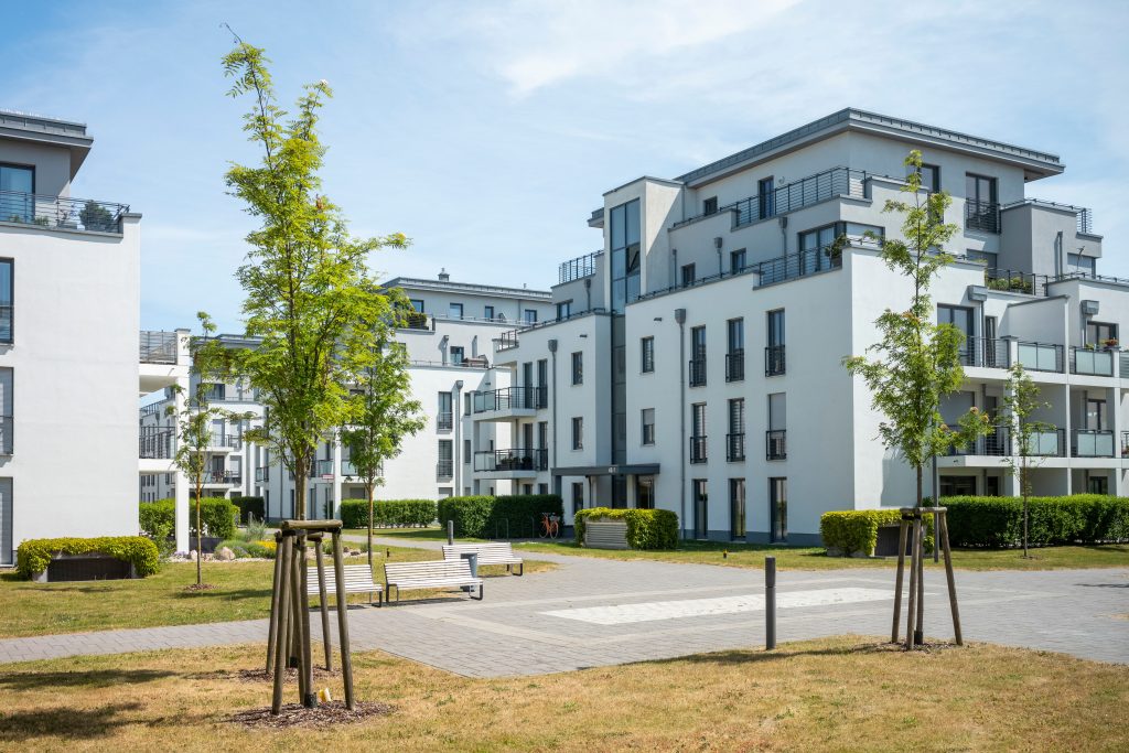 Die Anforderungen an die Bewirtschaftung von Wohnimmobilien sind ganz andere als beim Betrieb von Gewerbeimmobilien. Ein Thema mit hoher Aktualität in Zeiten, in denen immer mehr Großunternehmen über den Einstieg in Mitarbeiterwohnungen nachdenken. 