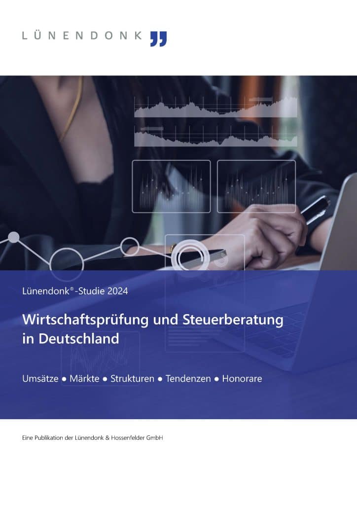 Titelseite der Lünendonk-Studie 2024 zur Wirtschaftsprüfung und Steuerberatung in Deutschland. Zu sehen ist eine Geschäftsfrau in einem dunklen Blazer, die auf einem Laptop tippt. Darüber sind grafische Elemente mit Datenvisualisierungen eingeblendet. Der Titel der Studie hebt sich auf blauem Hintergrund hervor.