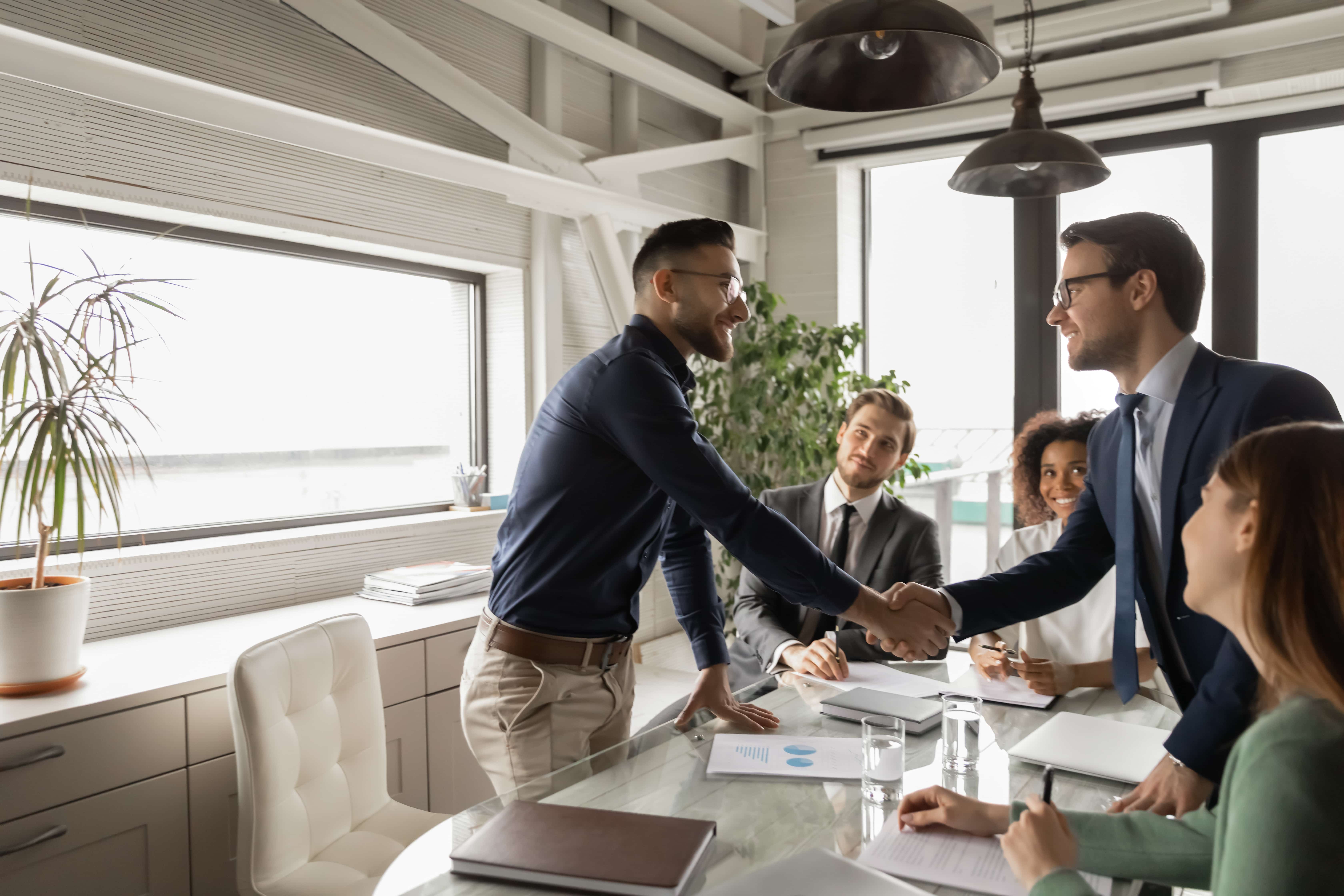 Die Big-Four-Gesellschaft EY muss erneut den Verlust wichtiger Köpfe hinnehmen. Im Oktober wechselten sieben Partner und rund 30 weitere Mitarbeiter zur Strategieberatung OC&C. Damit verfestigt sich der Eindruck: EY ist als Arbeitgeber in der WP-Branche derzeit nicht die erste Wahl, nicht zuletzt wegen der Causa Wirecard.