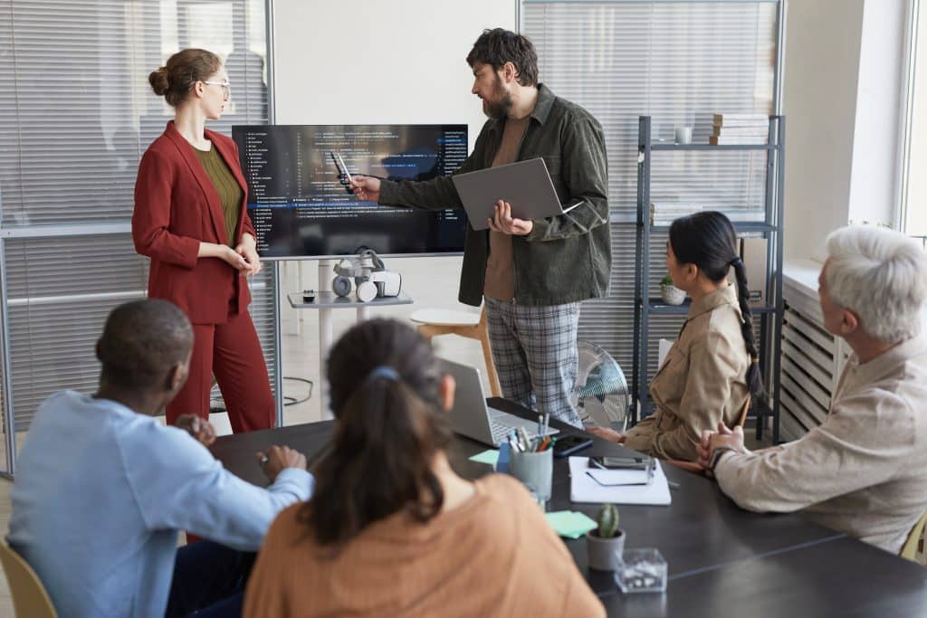 Die Cegos Group, ein internationaler Anbieter von beruflicher Weiterbildung, hat im November 2024 die Übernahme von Interactive Workshops mit Sitz in Großbritannien bekannt gegeben. Der britische Anbieter professioneller Trainingslösungen wird künftig mit Cegos UK unter der Leitung von Jonna Sercombe, Gründerin und CEO von Interactive Workshops, fusionieren.