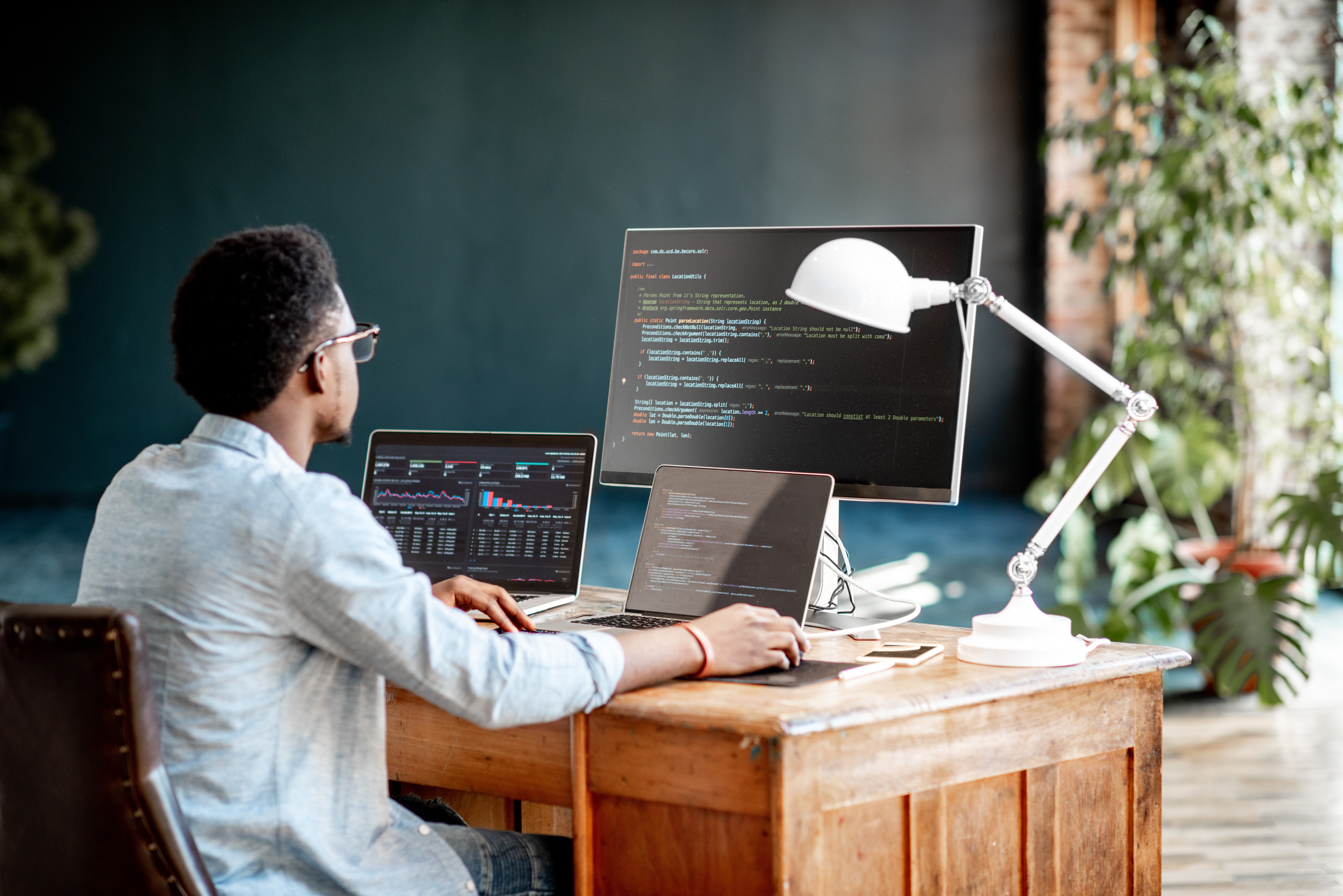 Hochqualifizierte Freelancer sind ein wichtiger Faktor für die Innovations- und Wettbewerbsfähigkeit der deutschen Wirtschaft. In Zeiten des zunehmenden Fachkräftemangels, insbesondere in den Bereichen IT, Ingenieurwesen und Wissenschaft, bringen sie ihr Spezialwissen in Unternehmen und deren Projekte ein. Ihre Flexibilität und Agilität sind für Unternehmen von großem Vorteil, da sie es ihnen ermöglichen, schnell auf Marktveränderungen und neue Projekte zu reagieren.