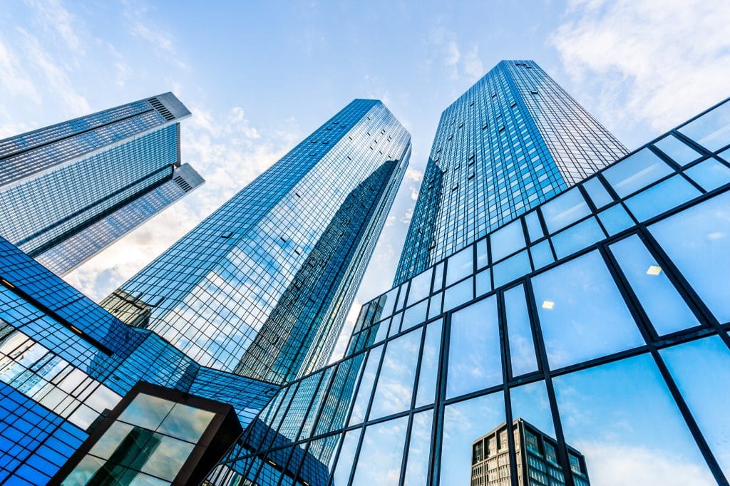 Wie gestaltet sich die künftige Entwicklung des Verhältnisses zwischen Asset Management, Property Management und Facility Management? Die Frage, ob und in welche Richtung sich die Schnittstellen entwickeln, wird auf dem Markt bereits seit einiger Zeit diskutiert. Auf der Expo Real und auf mehreren Fachveranstaltungen wird das Spannungsfeld aktuell intensiv debattiert. Wie gestaltet sich die aktuelle Diskussion?