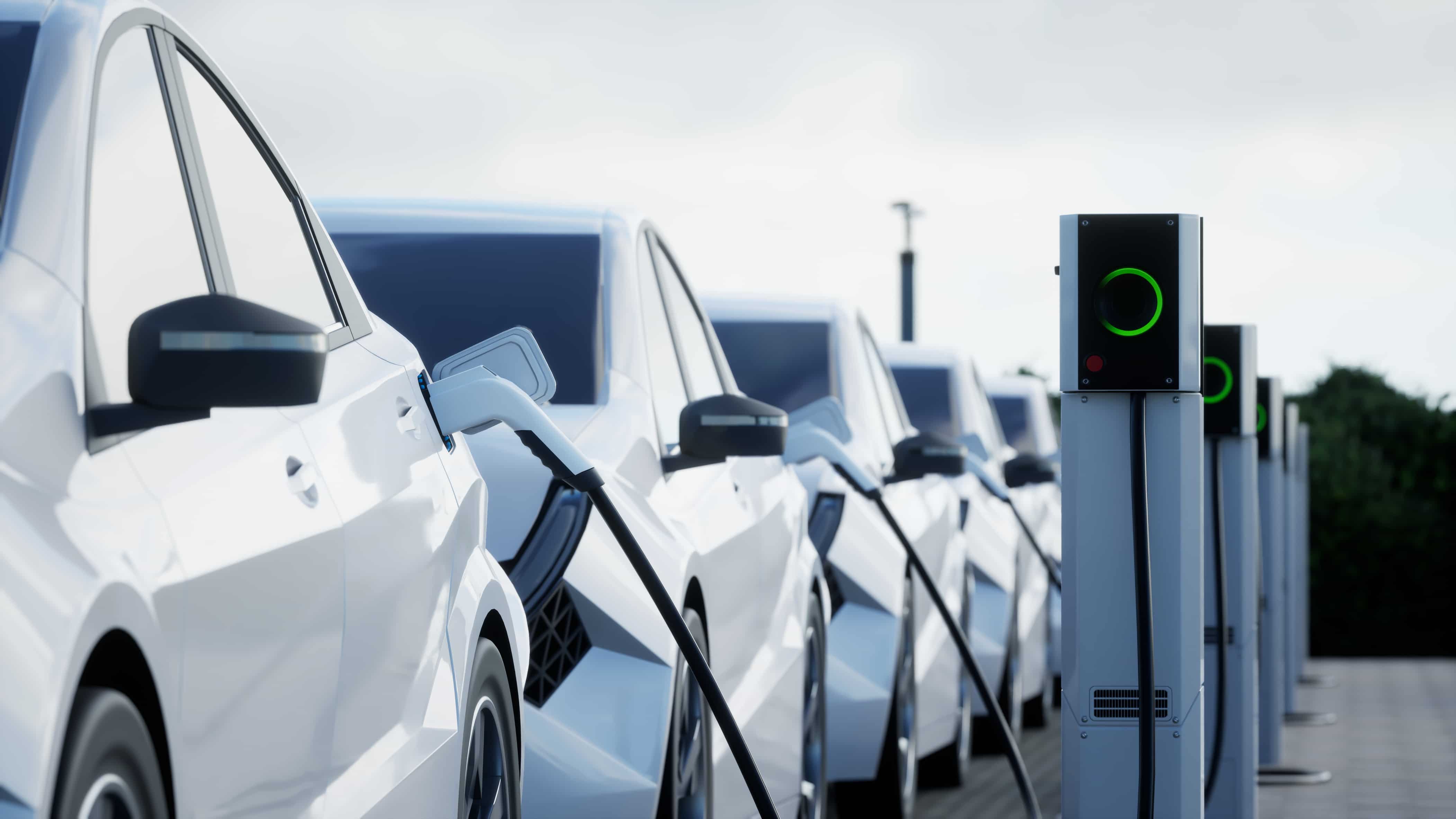 In Elektrofahrzeugen ist die Batterie das zentrale Element und das mit Abstand teuerste Bauteil. Doch durch vorzeitige Alterung oder Defekte an Komponenten von Batterien lässt deren Leistung nach und beeinträchtigt den Gesamtzustand des Hochvoltspeichers. Felix Feuerbach von Kemény Boehme Consultants geht in seinem Fachbeitrag für zukünftige Hochvoltspeicher-Generationen auf Reparieren statt Recyceln ein. Ein Interview mit Georg Huber von Kemény Boehme Consultants ergänzt den Beitrag.