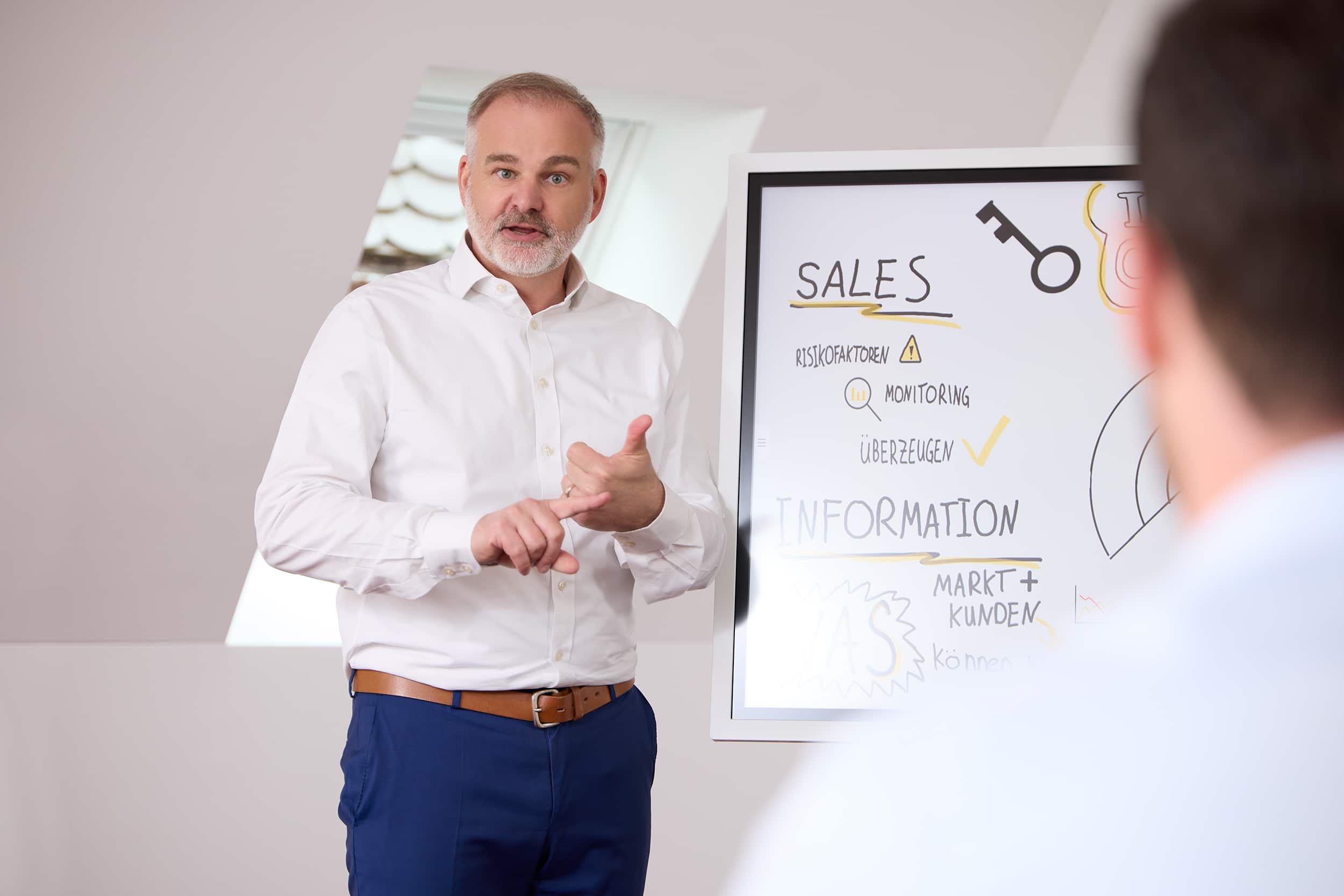 Jörg Hossenfelder von Lünendonk - Ihr Experte für Training und Seminare rund um Sales und Vertrieb.