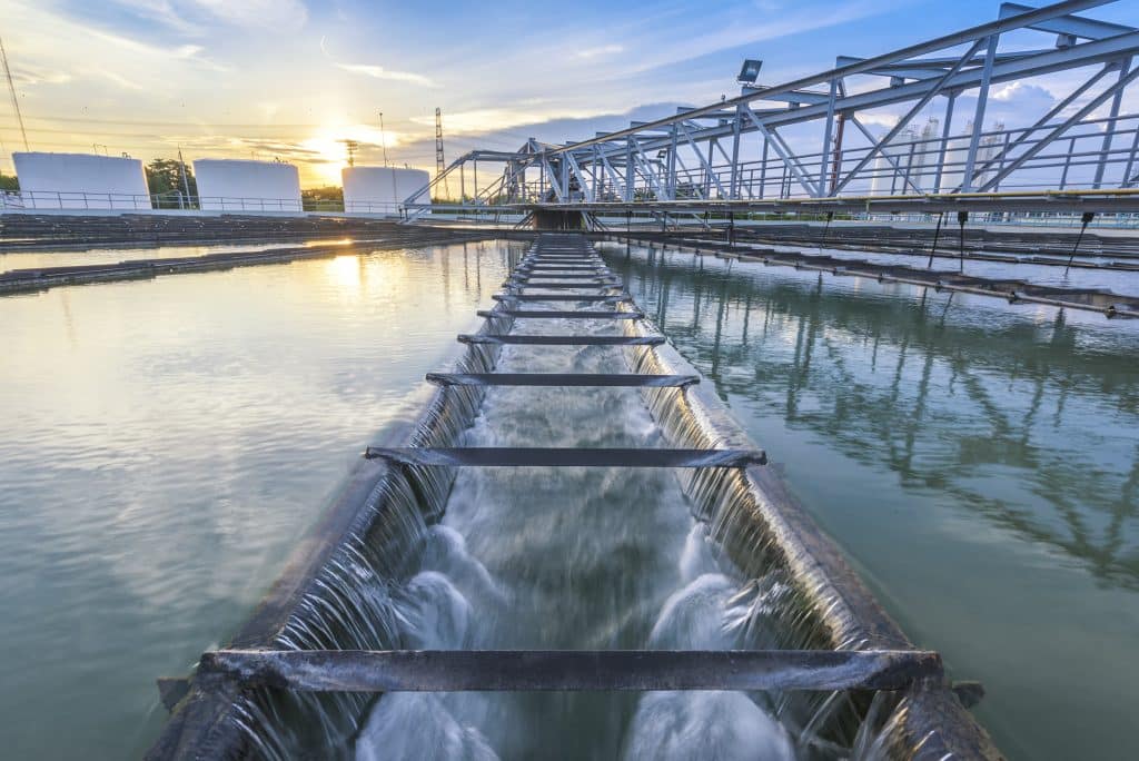 Kaum ein Produktionsprozess auf unserem Planeten kommt ohne Wasser aus – von der Landwirtschaft über die Lebensmittelverarbeitung bis zur Herstellung von Gütern wie Halbleitern, Solarzellen oder Batterien, die für die Transformation zu einer dekarbonisierten Welt unverzichtbar sind. Insofern wirken sich Probleme mit der Wasserversorgung stärker denn je auch wirtschaftlich aus. Torsten Henzelmann und Bill Malarkey von Roland Berger gehen in ihrem Beitrag auf das Thema Wassermanagement als Notwendigkeit und Chance ein. 