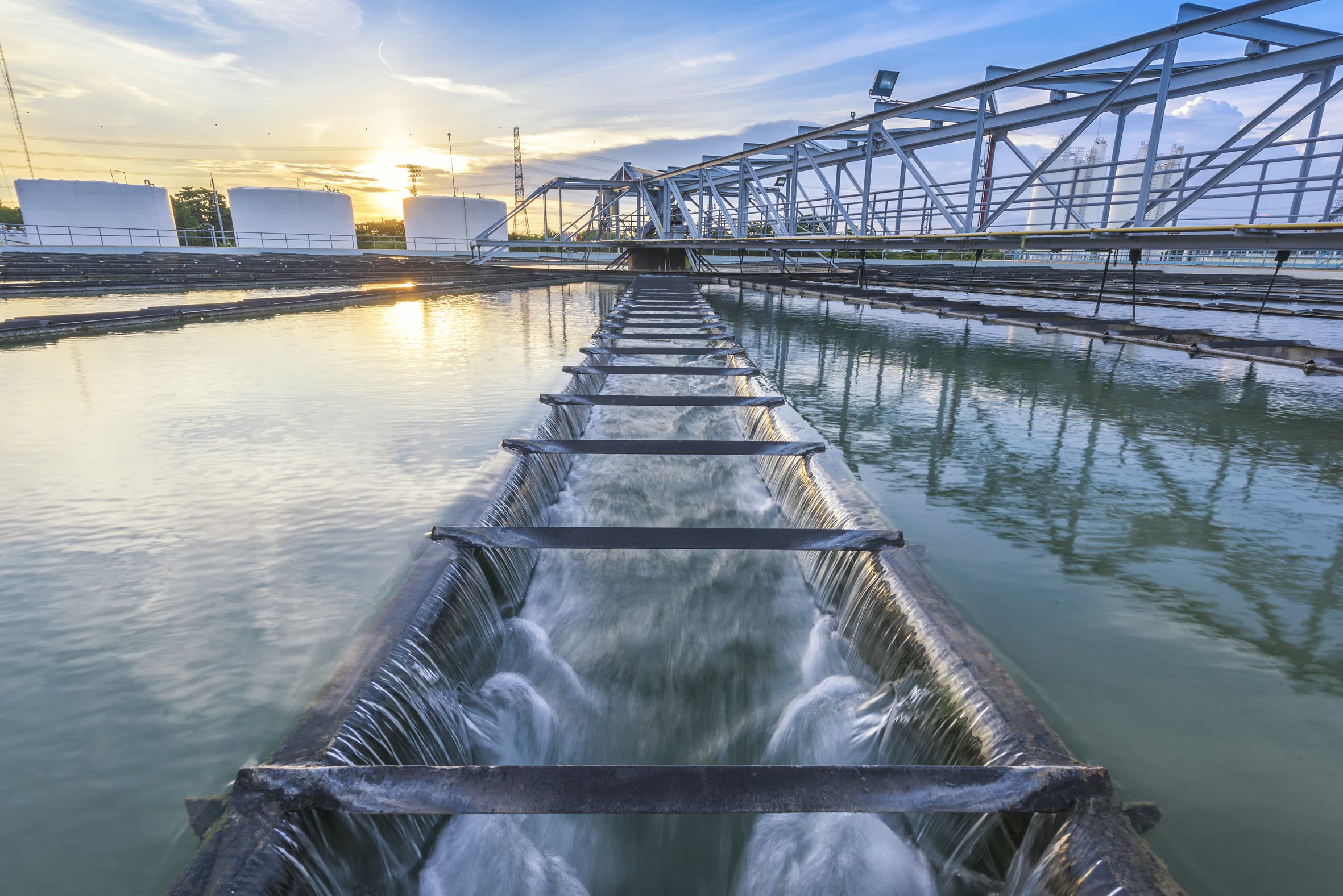 Kaum ein Produktionsprozess auf unserem Planeten kommt ohne Wasser aus – von der Landwirtschaft über die Lebensmittelverarbeitung bis zur Herstellung von Gütern wie Halbleitern, Solarzellen oder Batterien, die für die Transformation zu einer dekarbonisierten Welt unverzichtbar sind. Insofern wirken sich Probleme mit der Wasserversorgung stärker denn je auch wirtschaftlich aus. Torsten Henzelmann und Bill Malarkey von Roland Berger gehen in ihrem Beitrag auf das Thema Wassermanagement als Notwendigkeit und Chance ein.