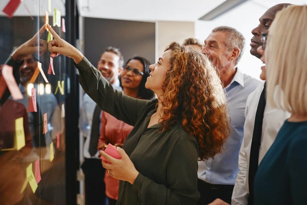 Die Dynamik am deutschen Arbeitsmarkt hat sich zuletzt deutlich verändert. Neue Zahlen des Instituts für Arbeitsmarkt- und Berufsforschung (IAB) zeigen: Im ersten Quartal 2025 wurden deutlich weniger offene Stellen gemeldet als noch ein Jahr zuvor. Gleichzeitig bleibt der Bedarf an qualifizierten Fachkräften hoch – insbesondere in technologiegetriebenen und wissensintensiven Bereichen. Die aktuelle Lünendonk-Studie zum Markt für berufliche Weiterbildung bestätigt diesen Trend: Unternehmen investieren zunehmend in die Qualifizierung ihrer Mitarbeitenden, um dem strukturellen Fachkräftemangel und den Herausforderungen der digitalen Transformation zu begegnen. Vor diesem Hintergrund gewinnt Weiterbildung eine neue strategische Bedeutung.