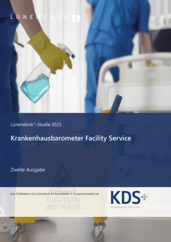 LUE_Krankenhausbarometer_Cover_hochkant Titelblatt der „Lünendonk-Studie 2025: Krankenhausbarometer Facility Service – Zweite Ausgabe“. Im Hintergrund ist eine Szene aus einem Krankenhaus zu sehen: Eine Person mit gelben Reinigungshandschuhen hält eine Sprühflasche, daneben steht ein Reinigungswagen mit Warnschild „Caution Wet Floor“. Im Vordergrund liegt ein dunkelblaues Textfeld mit dem Titel der Studie. Am unteren Rand befindet sich der Hinweis „Eine Publikation von Lünendonk & Hossenfelder in Zusammenarbeit mit KDS Healthcare Services“ sowie das KDS-Logo.