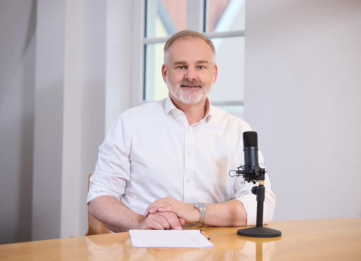 Jörg Hossenfelder am Podcast-Mikrofon