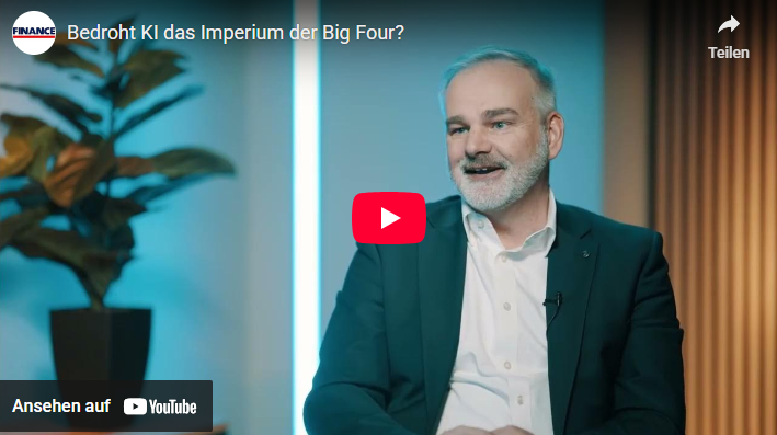 Video‑Vorschaubild von FINANCE TV: Eine Person im Anzug sitzt in einem Studio‑Setting mit blauer und warmer Hintergrundbeleuchtung. In der Mitte befindet sich der YouTube‑Play‑Button. Oben steht der Videotitel „Bedroht KI das Imperium der Big Four?“. Links ist das FINANCE‑Logo zu sehen.