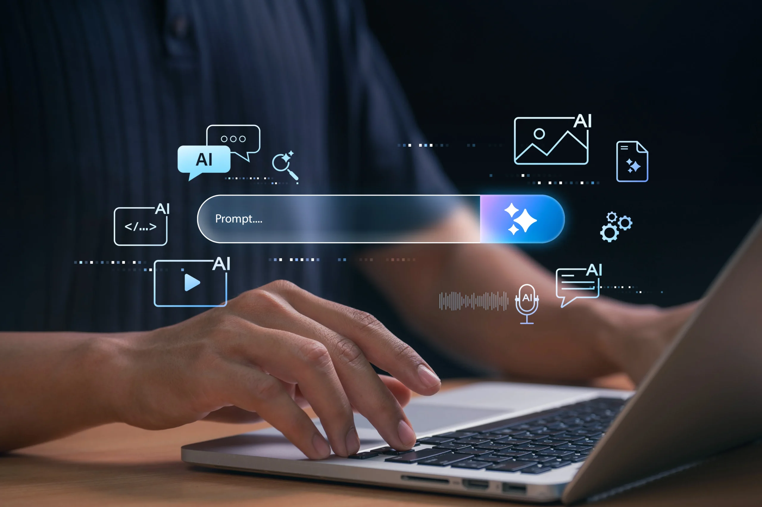 Person tippt auf einem Laptop, über der Tastatur erscheinen digitale KI-Symbole: ein Prompt-Eingabefeld, Chat-, Bild-, Video-, Code- und Sprachassistenz-Icons mit der Aufschrift „AI".