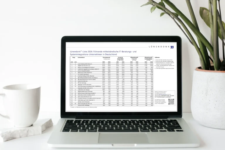 Laptop auf einem Schreibtisch zeigt die Lünendonk®-Liste 2026 der führenden mittelständischen IT-Beratungs- und Systemintegrations-Unternehmen in Deutschland mit Umsatz- und Mitarbeiterzahlen der Top 25.