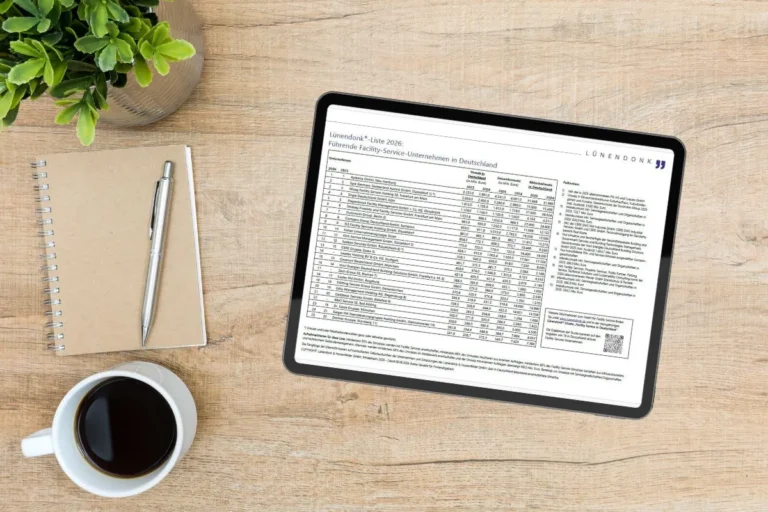 Tablet auf einem Holztisch mit der Lünendonk®-Liste 2026 „Führende Facility-Service-Unternehmen in Deutschland", umgeben von einem Notizbuch, einem Stift und einer Kaffeetasse.