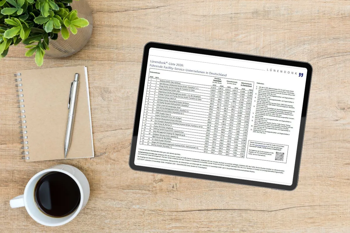 Tablet auf einem Holztisch mit der Lünendonk®-Liste 2026 „Führende Facility-Service-Unternehmen in Deutschland", umgeben von einem Notizbuch, einem Stift und einer Kaffeetasse.
