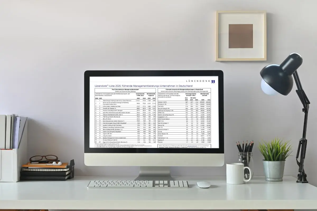 Schreibtisch mit Desktop. Darauf zu sehen ist die Lünendonk-Liste Managementberatung