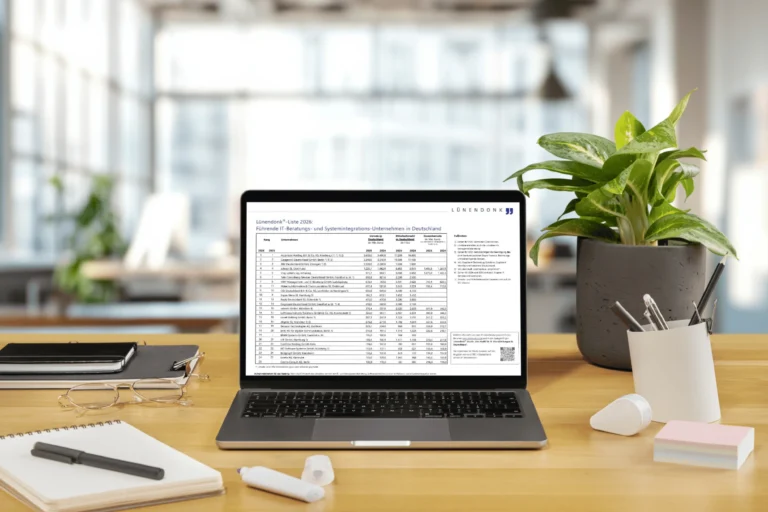 Laptop auf einem hellen Büroschreibtisch zeigt die Lünendonk®-Liste 2026 der führenden IT-Beratungs- und Systemintegrations-Unternehmen in Deutschland. Im Hintergrund ein modernes, offenes Büro. Neben dem Laptop befinden sich eine Topfpflanze, ein Stiftehalter, ein Notizbuch, eine Brille und Haftnotizen.