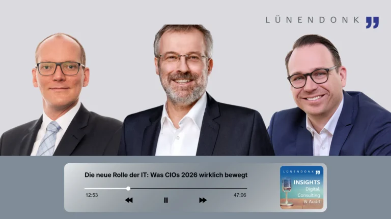 Drei Männer in Businesskleidung vor hellgrauem Hintergrund mit dem Lünendonk-Logo oben rechts. Darunter eine stilisierte Audioplayer-Leiste mit dem Episodentitel „Die neue Rolle der IT: Was CIOs 2026 wirklich bewegt" und dem Lünendonk Insights Podcast-Logo (Digital, Consulting & Audit).